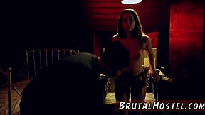 Δασικό σκληρό παιχνίδι, κουρασμένη περιμένοντας ταξί, αθώα νεαρή 18+ τουρίστρια αντιμετωπίζει hardcore