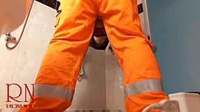 Ev Hanımı Sulanan Dudaklarını Göstererek Tesisatçıyı Baştan Çıkarıyor