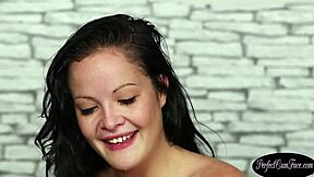 Oho brittiläinen tyttö repii vaatteet strippiin isolle kermakakulle koeauditiossa