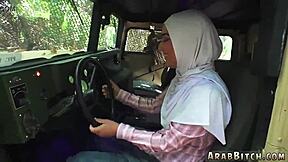 Wanita Arab Cantik di Casting Haus Kontol Imigran Muslim di Luar Ruangan