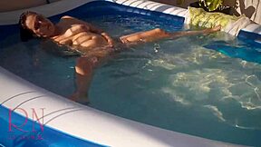 Søt havfrue fingerer fitte under vann i erotisk strandshow