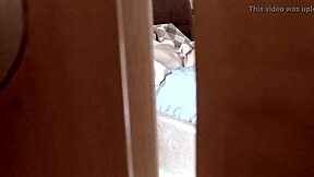 Har du någonsin fångat en 18+ styvdotter som gnider sig hårt i sitt sovrum?