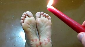 Cócegas nos pés descalços viram selvagens