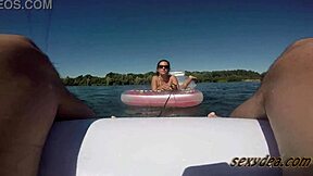 Hei, sinun täytyy nähdä Sexydean iso perse lumoava vierasta Halun järvellä. Hänen märkä koira-asentonsa on puhdas jumalatar!