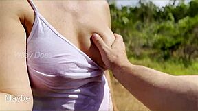 性感熟女敢在公共场合湿衬衫闪现，陌生人浇水