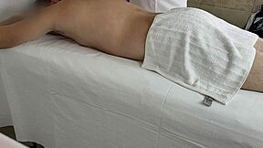 Skutočný raw sex zachytený na skrytej kamere počas parnej masážnej relácie