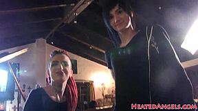 Fotózás közben a punk lány felfedi a tetoválásait és piercingjeit!