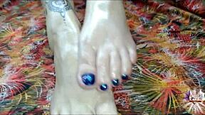 Olajat öntök a lábaimra, tetovált lábbal rángatom a farkadat