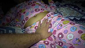 Мой отчим глубоко трахает меня в спальне, обожая его сперму