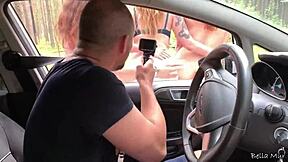 Lezbiyenler ormanda kameralarla gösteri yapıyor