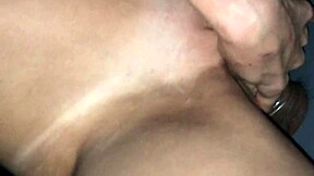 À la maison échangiste, il a écarté sa culotte et l'a pénétrée.