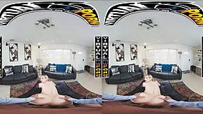 Busty blondínka Blake Blossom ukazuje veľké cicí a zadok v POV VR