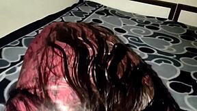 Saarabhabhi6, môj sused Aashiq ma tvrdý šuk s pravým hindským špinavým hovorením. Desi sexy dievka to miluje!