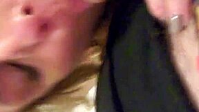 Η ορνιά γυναίκα κάνει πρωινό μπουνί στον άντρα της