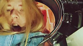 मेरी स्टीपसिस्टर वॉशिंग मशीन में फंस गई, तो मैंने अपने मॉन्स्टर कॉक से हेल्प की डॉगीस्टाइल पीओवी में