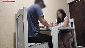 年轻拉丁情侣在公共酒吧猛烈干