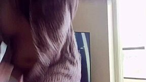 Dansende ladyboy op het balkon toont grote tieten en kont