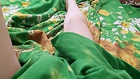 فتاة تتحرش بكسها الضيق في فيديو سولو حميم من منظورها 😘