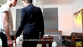 Ne morem verjeti, kako me je ta tutor4k milfka v kostimu naredila noro, da sem jo jebal