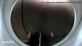 你在连裤袜里尿尿用隐藏摄像头，还是用那个大湿屁股逗我们？