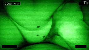 Isäpuoliäiti ratsastaa kyrpää piilotetussa kotisex-nauhassa