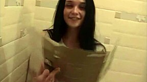 קייטי פיי רוקדת ופוזה חשופה עם שדיים ענקיים בשבילך