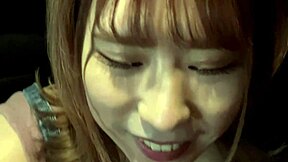 Domowa Chinka pochylona na doggy w pokoju hotelowym po lodziku w samochodzie