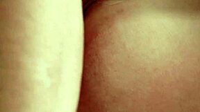 Rousse européenne se fait baiser le cul par son copain excité