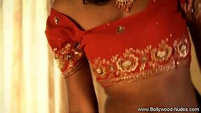 ओरिएंटल गर्ल मेच्योर चार्म और एशियन फ्लेयर के साथ सोलो डांस करती है