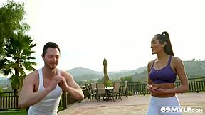 Chloe Amour oppii kyykky haasteen isoilla titeillä ja ratsastuksella