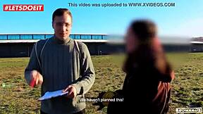 Kim Davis himoitsee kovaa monsterikyrvää syväkurkulla isolle perseelleen bussissa