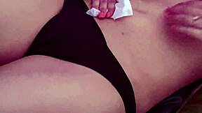 Взаимная мастурбация в палатке с тихими движениями, чтобы не разбудить соседей по кемпингу