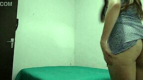 Латиноамериканка аматьорка показва горещи движения докато оправя леглото. Интензивен оргазъм с чудовищен кур!