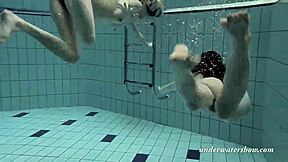 Warum schwimmen Loris und Okunewa nackt als Lesben unter Wasser im Pool?