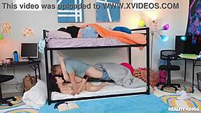 Šunjam se u studentski dom za duboko grlo analni seks.