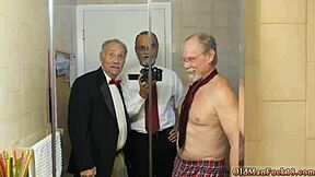 ¡Ey, mira este vídeo amateur alemán de corrida con Frannkie bajando por la autopista Hershey en trío salvaje teen 18+! 😜