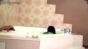 مصوري يريد فقط نيكي أثناء جلسة التصوير في الجاكوزي