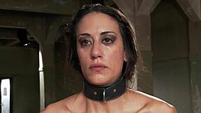 Povezana rjavolaska doživlja intenzivno mučenje z igračkami in davljenjem v hardkor triu