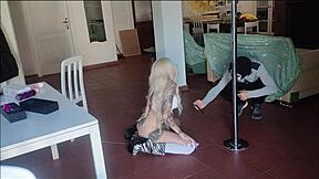 Chantal Channel danser med sin pole-lærer