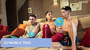 Ed Oliveira pimpin threesome twink dengan deepthroat di backstage