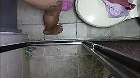 מצלמה נסתרת תופסת אותי מאצבעת בשירותים בטירוף