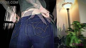 Wow! Dominasi jeans ketat dengan redhead milf dalam thong joi preview!