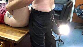 Violet Navys casting dráždí velké kozy a dovednosti v foukání. Scéna na gauči buduje provokativní napětí.