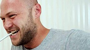 Nu mă pot opri să privesc balerina rusă flexibilă primind creampie!