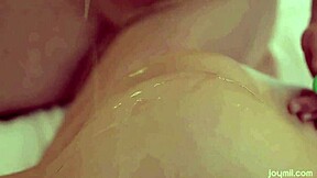 Joymii - Connie Carter lo deja deslizar su verga entre sus tetas naturales grandes para diversión matutina temprana