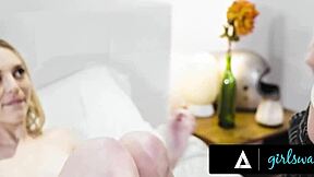 Girlsway - Masajeé a la hermanastra caliente de mi mejor amiga Lily Larimar terminó en tijeras extremas