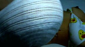 מגע מקרי עם הדודה הביישנית הצעירה במדרגות מוביל לאורגזמה