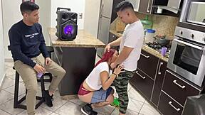 Tančím reggaeton s priateľmi, novia, trúm kurcom o jej zadok pred ním pre NTR vzrušenie