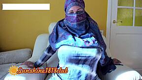 Персидская жена с большими сиськами идет в прямой эфир на мусульманской вебкамере для секса в хиджабе