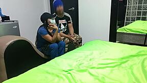 Hai mai creduto che un'infermiera si fa condividere? Mio marito mi condivide con una modella hot per sesso ospedaliero selvaggio!